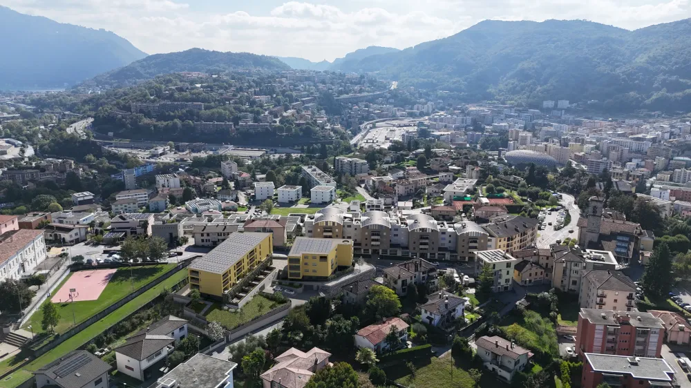 Collage di servizi locali: scuola, farmacia, centro sportivo e parco giochi