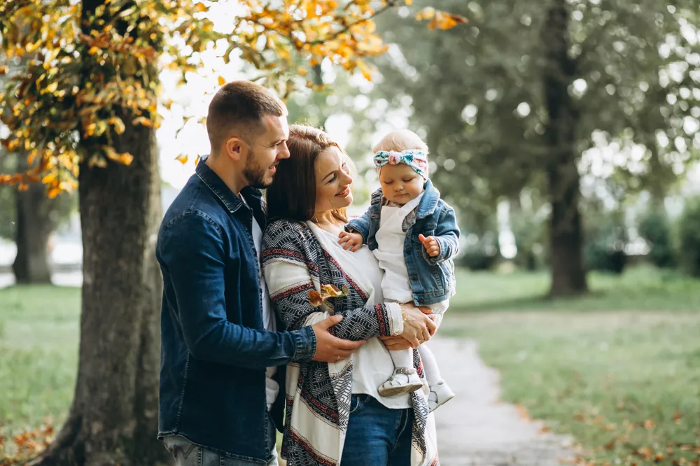 Famiglia sorridente davanti alla loro casa